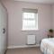 Spacious 4 BR home in Bedford, Sleeps 7, Parking - 贝德福德