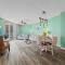 Stunning Sunsets 7TH FL King Suite 2BR 2BA Pools Beach Balcony Sleeps 5 - ديستين