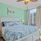 Stunning Sunsets 7TH FL King Suite 2BR 2BA Pools Beach Balcony Sleeps 5 - ديستين