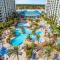 Stunning Sunsets 7TH FL King Suite 2BR 2BA Pools Beach Balcony Sleeps 5 - ديستين