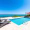 Thatch Hill - Renovated Beach House with Pool, Short Walk to the Rum Point Club - 浮木村