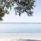 Foreshore Beach House - Stunning waterfront home