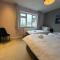 Cricklade House - Sleeps 10, Long Stay, Parking, Wifi - 史云顿