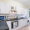 3 Bedroom and 1 Bathroom Apartment in Mountfield with Parking - Londýn