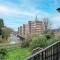 3 Bedroom and 1 Bathroom Apartment in Mountfield with Parking - Londýn