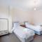 3 Bedroom and 1 Bathroom Apartment in Mountfield with Parking - Londýn