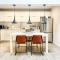 Bright 2-BR Home Near LAX with Shared Yard - SH2-LAD - لوس أنجلوس