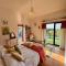 Golf & family chill cottage, hot-tub, beach 10 min