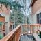 Cozy Avon Retreat with Private Deck and Pool Access! - 埃文