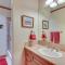 Cozy Avon Retreat with Private Deck and Pool Access! - 埃文