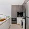 Stylish 2BR Apt with Pool & Views Near Parramatta - Sídney