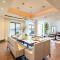 Elegant 3BR Upgraded Villa with Pool & Beach Access - Dubaj