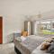 Spacious House with Parking & Garden - Sleeps 7 - Мейдстон