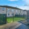 Lovely 3 Bed Ground Floor Apartment - Sleeps 5 - Very Central, Easy Access to Glasgow and Surrounding Areas - Free Parking - Glasgow