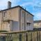 Lovely 3 Bed Ground Floor Apartment - Sleeps 5 - Very Central, Easy Access to Glasgow and Surrounding Areas - Free Parking - Glasgow