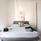 Urban Oasis with Patio for 5 guests - reserved parking - Termini - Rzym