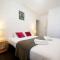 Cozy 2-Bedroom Guest Suite surrounded by garden near Lake with Free parking and Wi-Fi