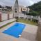 Casa com piscina em Caiobá a poucos metros da praia brava - 马蒂尼奥斯