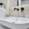 FIRST CLASS 2BR Serene Luxury Retreat - 迪拜