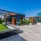 Modern, secure, spacious, L/shedding free-pool Modern, secure, spacious, L/shedding free-pool
