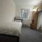 Cozy 2 Bedroom House in Bradford with 2 private car parking and garden - Bradford