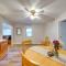Walk to Beach and Lake Idyllic Escape in Edinboro!