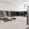 Stunning Darling Harbour View Apartment & Parking
