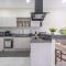 Stylish 2 BR Condo with Balcony, Rooftop Pool, HotTub - 普拉亚卡门