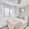 Shenley House - Close to City Centre - Driveway Parking, Self-Check-In, Workspace, Fast WiFi and Smart TV by Yoko Property - Milton Keynes