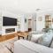 Redbrick Retreat - Generous Coastal Escape