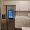 A luxuriously furnished private room in a brand new home - بروكن أرو