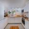 Recently renovated 4 bdr Villa with ocean views - 阿尔沃尔