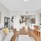 Charming Modern Retreat with Scenic View - Burnside