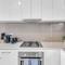 Charming Modern Retreat with Scenic View - Burnside