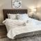 Charming 1BR Oasis, Private Patio & Resort Pool - 休斯顿