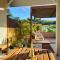 Maison charmante à Sainte-Anne avec jardin et pergola en bois.