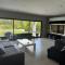 Casa minimalista con piscina y muelle en Nordelta-Villanueva