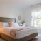 The Vue - Nestled by Roblin's Lake with a Hot Tub - Mountain View