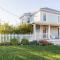 The Vue - Nestled by Roblin's Lake with a Hot Tub - Mountain View