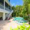 Mango Bay - Gorgeously Renovated Spacious Home wPool Spa Game Room Bikes Walk to Beach - Голмс-Біч