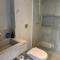 13A- Pé na areia do Tombo, 2 quartos com ar condicionado, sala, cozinha, 2 banheiros, 1 vaga, com roupa de cama e wi-fi Vivo Fibra - غوارويا