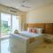 Alaya Stays Luxfort 2 BHK with Pool & Balconies - 坎多林