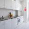Host Wise - Spacious Comfortable Apartment - Balcony