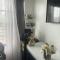 Comfortable King Bedroom within A HOME WITH HOSTS - كولومبوس