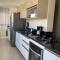 Dallas apartamentos na Via Gastronômica-Estacionamento-Amplos e equipados-Wifi