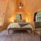 A Serene A-Frame Cabin with Hot Tub - أكسفورد