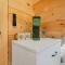 A Serene A-Frame Cabin with Hot Tub - أكسفورد