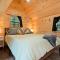A Serene A-Frame Cabin with Hot Tub - أكسفورد
