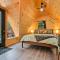A Serene A-Frame Cabin with Hot Tub - أكسفورد