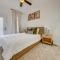 Townhome Less Than 5 Mi to Naperville and Morton Arboretum - ليل